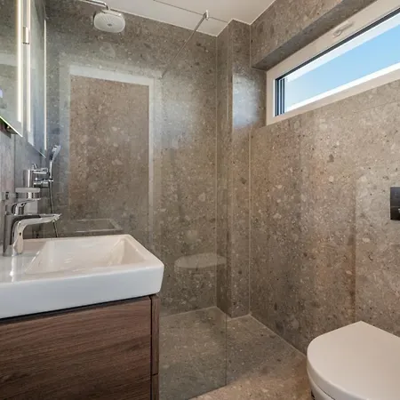 Strandnahes Doppel-apartment Mit Meerblick, Terrasse & Balkon
